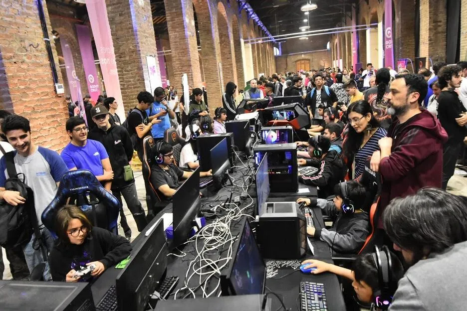 Arena gamer y público en Espacio Arizu