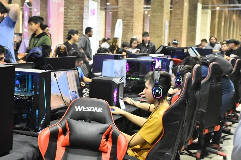 Equipos de gaming durante Underc0de Day 2024