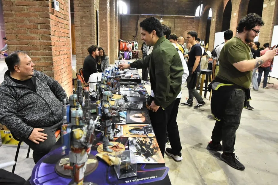 Stands de coleccionables y cultura tecnológica.