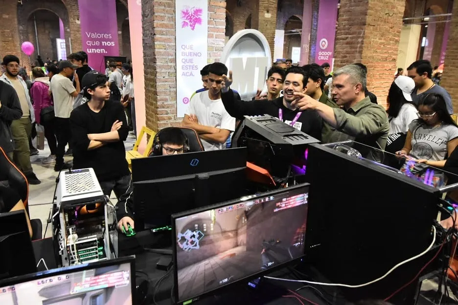 Recorrido institucional por la arena gamer.