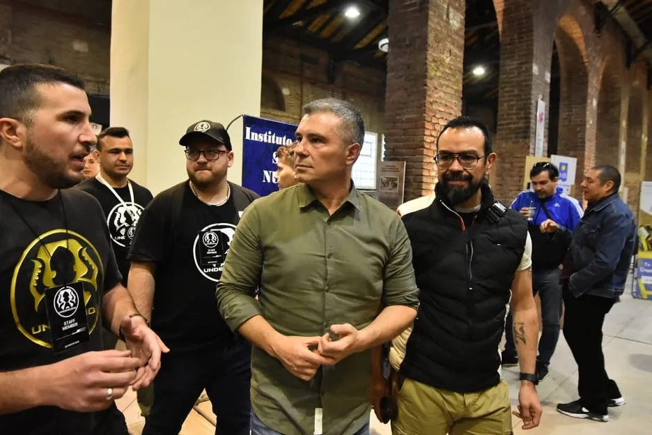 Danilo Vezzoni junto a autoridades y miembros del staff.