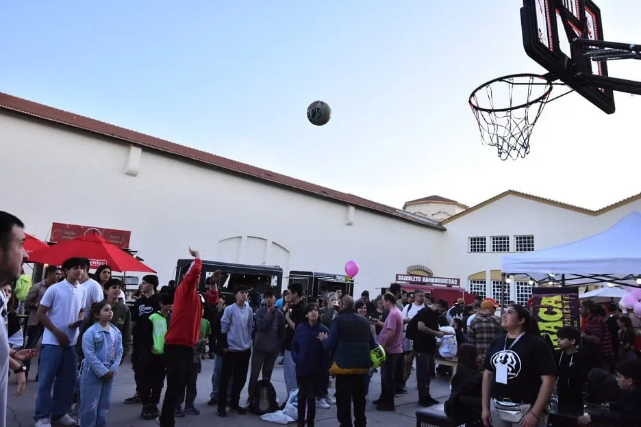 Actividades recreativas en el exterior de Espacio Arizu.