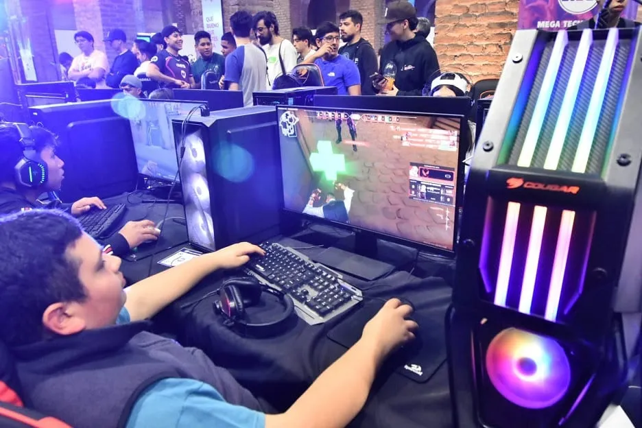 Equipamiento gamer y competencias en red.
